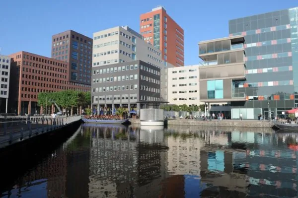 Moderne kantoorgebouwen rondom het water op het Johanna Westerdijkplein in Den Haag.